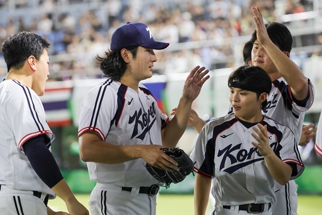21일 일본 아이치현 오카자키 중앙종합공원야구장에서 열린 2026 아이치·나고야 아시안게임 야구 B조 조별리그 1차전 대한민국과 대만의 경기. 6회초까지 무실점으로 막으며 10번째 삼진까지 잡아낸 대한민국 선발투수 곽빈이 더그아웃으로 향하며 동료들과 기뻐하고 있다. 사진=연합뉴스