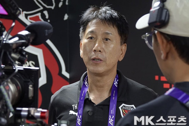 박태하 감독이 스틸야드를 찾은 말레이시아 방송사와 인터뷰하고 있다. 사진=이근승 기자