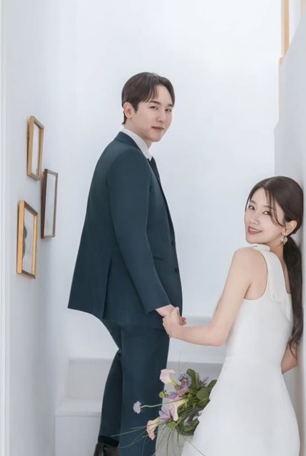 “거친 세상 잘 살아보자”…<b>엄지민</b> 앵커·<b>정우철</b> 도슨트, 10월 18일 <b>결혼</b>