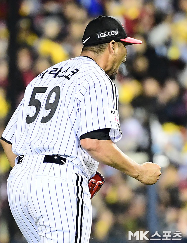14일 오후 서울 잠실야구장에서 2026 신한 SOL KBO 포스트시즌(PS) 두산 베어스와 LG 트윈스의 와일드카드 결정(WC) 1차전이 열렸다. LG 선발 카라스코가 6회초 실점없이 이닝을 막은 후 환호하면서 마운드를 내려오고 있다. 사진(잠실 서울)=김영구 기자