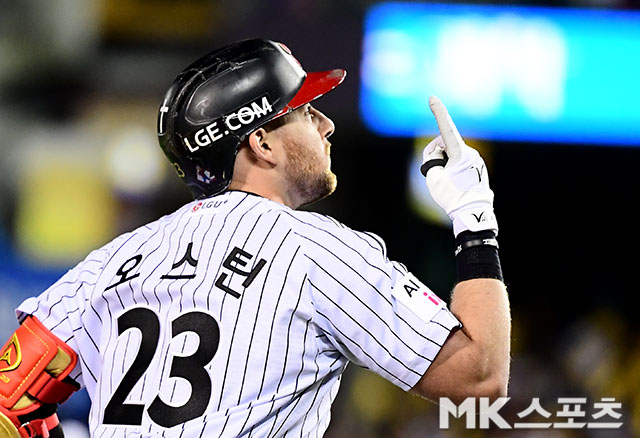 14일 오후 서울 잠실야구장에서 2026 신한 SOL KBO 포스트시즌(PS) 두산 베어스와 LG 트윈스의 와일드카드 결정(WC) 1차전이 열렸다. 1회말 1사 1루에서 LG 오스틴이 선제 투런홈런을 친 후 그라운드를 질주하고 있다. 사진(잠실 서울)=김영구 기자