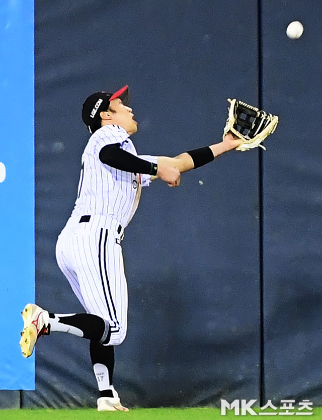 14일 오후 서울 잠실야구장에서 2026 신한 SOL KBO 포스트시즌(PS) 두산 베어스와 LG 트윈스의 와일드카드 결정(WC) 1차전이 열렸다. 7회초 1사 만루에서 LG 박해민 중견수가 대타로 들어선 두산 양석환의 우중간 빠지는 타구를 환상의 호수비로 잡아내고 있다. 사진(잠실 서울)=김영구 기자