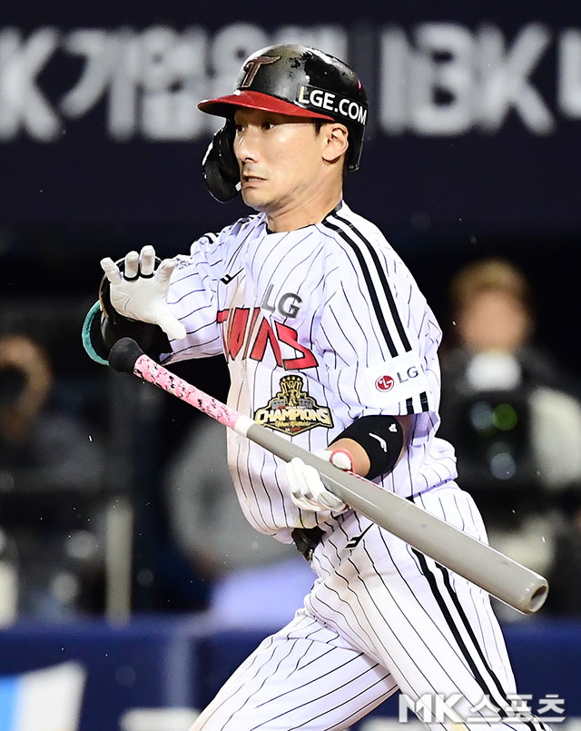 14일 오후 서울 잠실야구장에서 2026 신한 SOL KBO 포스트시즌(PS) 두산 베어스와 LG 트윈스의 와일드카드 결정(WC) 1차전이 열렸다. 8회말 1사 1, 3루에서 LG 신민재가 3루주자를 불러들이는 스퀴즈번트를 성공시키고 있다. 사진(잠실 서울)=김영구 기자