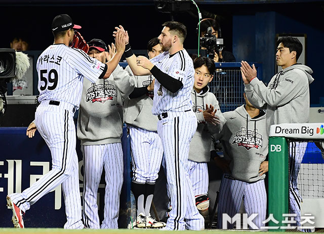 14일 오후 서울 잠실야구장에서 2026 신한 SOL KBO 포스트시즌(PS) 두산 베어스와 LG 트윈스의 와일드카드 결정(WC) 1차전이 열렸다. 7회초 무사 2, 3루에서 LG 선발 카라스코가 케네디로 교체되면서 동료들의 격려속에 더그아웃으로 들어가고 있다. 사진(잠실 서울)=김영구 기자