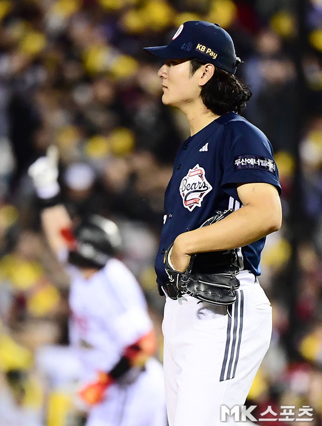 14일 오후 서울 잠실야구장에서 2026 신한 SOL KBO 포스트시즌(PS) 두산 베어스와 LG 트윈스의 와일드카드 결정(WC) 1차전이 열렸다. 1회말 1사 1루에서 두산 선발 곽빈이 LG 오스틴에게 선제 투런홈런을 맞고 아쉬워 하고 있다. 사진(잠실 서울)=김영구 기자