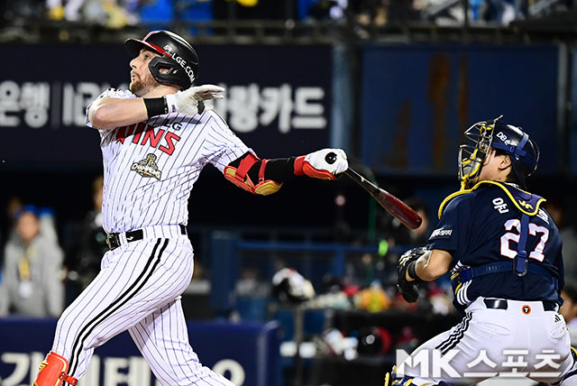 14일 오후 서울 잠실야구장에서 2026 신한 SOL KBO 포스트시즌(PS) 두산 베어스와 LG 트윈스의 와일드카드 결정(WC) 1차전이 열렸다. 1회말 1사 1루에서 LG 오스틴이 선제 투런홈런을 치고 있다. 사진(잠실 서울)=김영구 기자