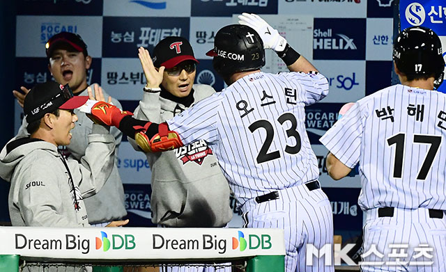 14일 오후 서울 잠실야구장에서 2026 신한 SOL KBO 포스트시즌(PS) 두산 베어스와 LG 트윈스의 와일드카드 결정(WC) 1차전이 열렸다. 1회말 1사 1루에서 LG 오스틴이 선제 투런홈런을 친 후 염경엽 감독의 축하를 받고 있다. 사진(잠실 서울)=김영구 기자