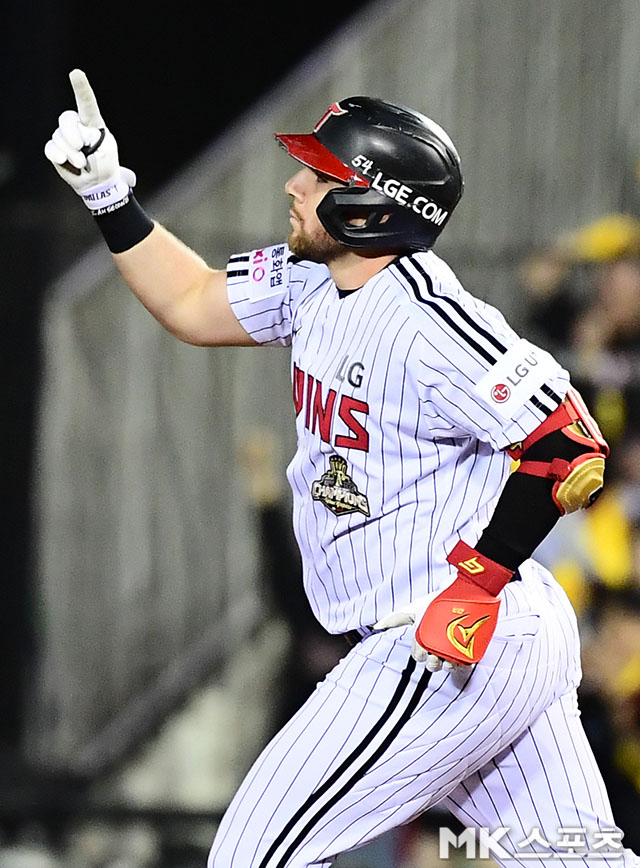 14일 오후 서울 잠실야구장에서 2026 신한 SOL KBO 포스트시즌(PS) 두산 베어스와 LG 트윈스의 와일드카드 결정(WC) 1차전이 열렸다. 1회말 1사 1루에서 LG 오스틴이 선제 투런홈런을 친 후 그라운드를 질주하고 있다. 사진(잠실 서울)=김영구 기자