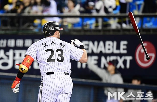 14일 오후 서울 잠실야구장에서 2026 신한 SOL KBO 포스트시즌(PS) 두산 베어스와 LG 트윈스의 와일드카드 결정(WC) 1차전이 열렸다. 1회말 1사 1루에서 LG 오스틴이 선제 투런홈런을 치고 있다. 사진(잠실 서울)=김영구 기자