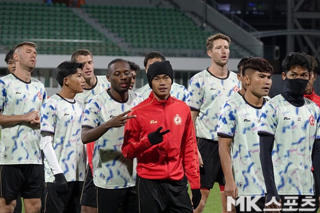 AFC는 챔피언스리그 경기 전날 최종 훈련 1시간 중 초반 15분을 취재진에 공개한다. 프놈펜 크라운의 훈련을 사진 촬영하던 중 두 선수와 눈이 마주쳤다. 그러자 둘은 브이 표시를 하며 미소를 띠었다. 사진=이근승 기자