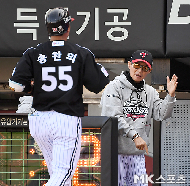 염경엽 감독 ‘<b>송찬의 선제 솔로포</b> 최고’ [MK포토]