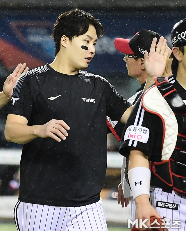 9월 1일 오후 서울 잠실구장에서 ‘2026 신한 SOL KBO 리그’ LG 트윈스와 두산 베어스 경기가 열렸다. LG가 선발 임찬규의 6이닝 1실점과 송찬의의 역전스리런홈런을 앞세워 3-1 승리를 거뒀다. 이날 호투로 시즌 13승을 거둔 LG 임찬규가 염경엽 감독과 승리의 하이파이브를 나누고 있다. 사진=김영구 기자
