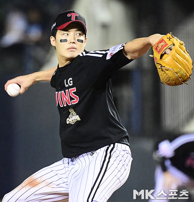 9월 1일 오후 서울 잠실구장에서 ‘2026 신한 SOL KBO 리그’ LG 트윈스와 두산 베어스 경기가 열렸다. LG 선발 임찬규가 역투하고 있다. 사진=김영구 기자