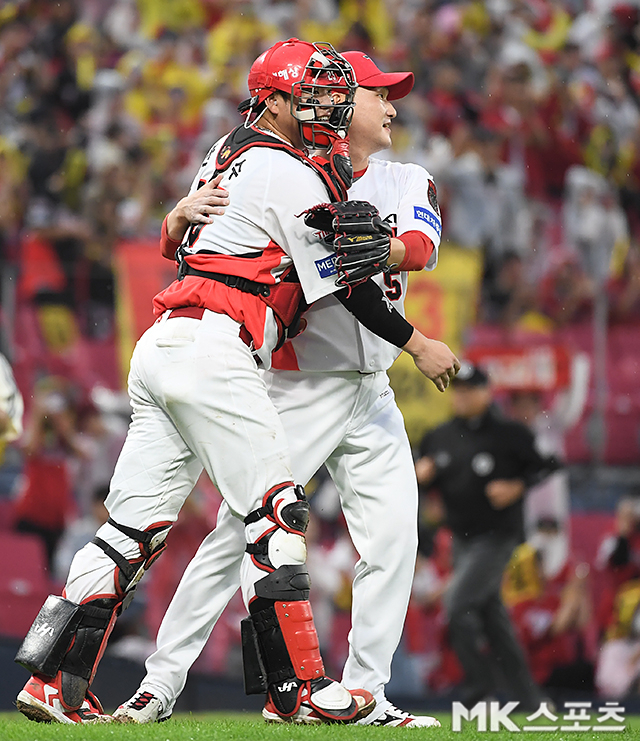 18일 광주-기아 챔피언스 필드에서 ‘2026 신한 SOL KBO 준플레이오프’ 2차전 LG 트윈스와 KIA 타이거즈의 경기가 열렸다. 이날 경기는 KIA가 6-3으로 승리했다. KIA 한준수, 전상현이 하이파이브 하고 있다. 사진(광주)=천정환 기자