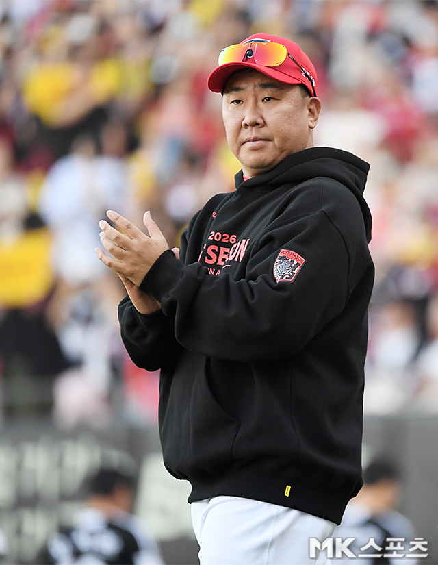 17일 광주-기아 챔피언스 필드에서 ‘2026 신한 SOL KBO 준플레이오프’ 1차전 KIA 타이거즈와 LG 트윈스의 경기가 열렸다. 이날 경기는 KIA가 5-1로 승리했다. 이범호 감독이 경기 후 박수를 치고 있다. 사진(광주)=천정환 기자