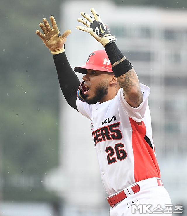 18일 광주-기아 챔피언스 필드에서 ‘2026 신한 SOL KBO 준플레이오프’ 2차전 LG 트윈스와 KIA 타이거즈의 경기가 열렸다. 1회말 1사 1,2루에서 KIA 카스트로가 적시타를 치고 기뻐하고 있다. 사진(광주)=천정환 기자