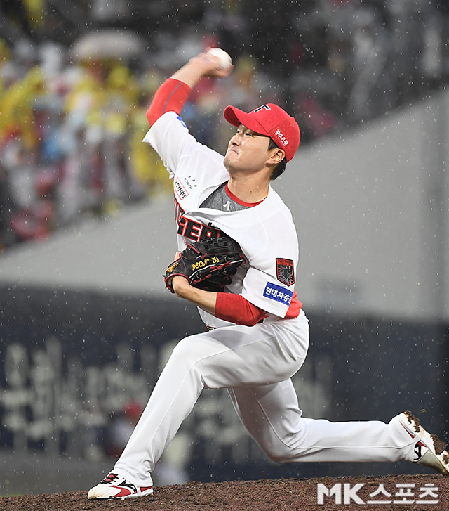 18일 광주-기아 챔피언스 필드에서 ‘2026 신한 SOL KBO 준플레이오프’ 2차전 LG 트윈스와 KIA 타이거즈의 경기가 열렸다. KIA 전상현이 역투하고 있다. 사진(광주)=천정환 기자