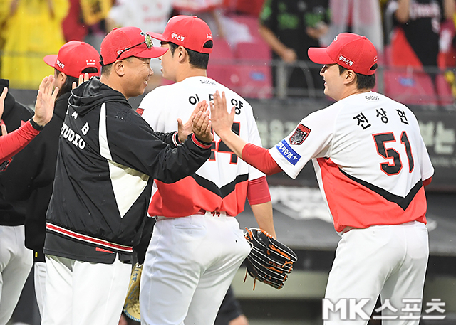 18일 광주-기아 챔피언스 필드에서 ‘2026 신한 SOL KBO 준플레이오프’ 2차전 LG 트윈스와 KIA 타이거즈의 경기가 열렸다. 이날 경기는 KIA가 6-3으로 승리했다. KIA 이범호 감독이 전상현과 하이파이브 하고 있다. 사진(광주)=천정환 기자