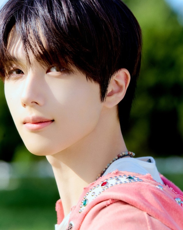 “응원도 두 배, 승리의 기운도 두 배!”…LG, 준PO 3차전 <b>시구</b>자로 <b>NCT</b> ...