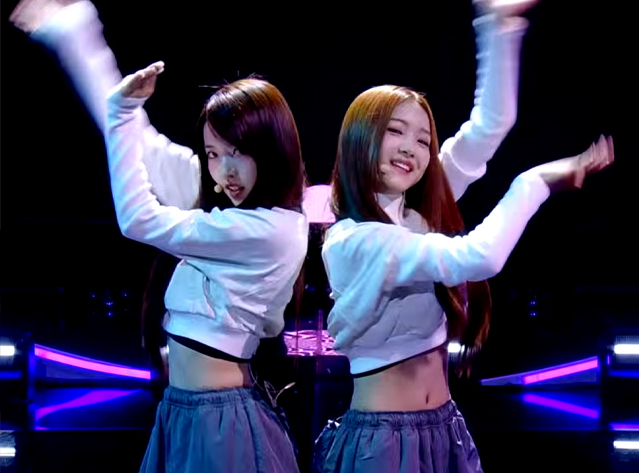 KBS 2TV『ミュージックバンク』のステージで、白い衣装を着て踊るA2O LITEのアイチンとシリ