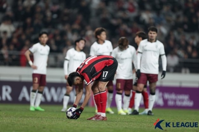 후이즈가 페널티킥을 준비하고 있다. 사진=한국프로축구연맹