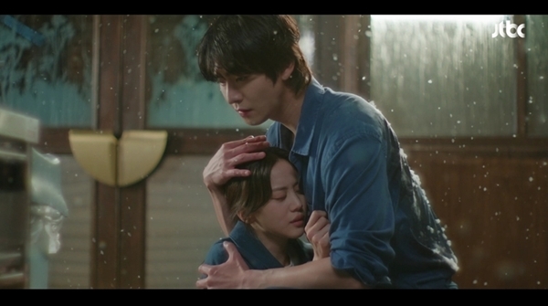 雨の中、男性が女性を抱きしめるJTBCドラマ『ファイナル・テーブル』の場面