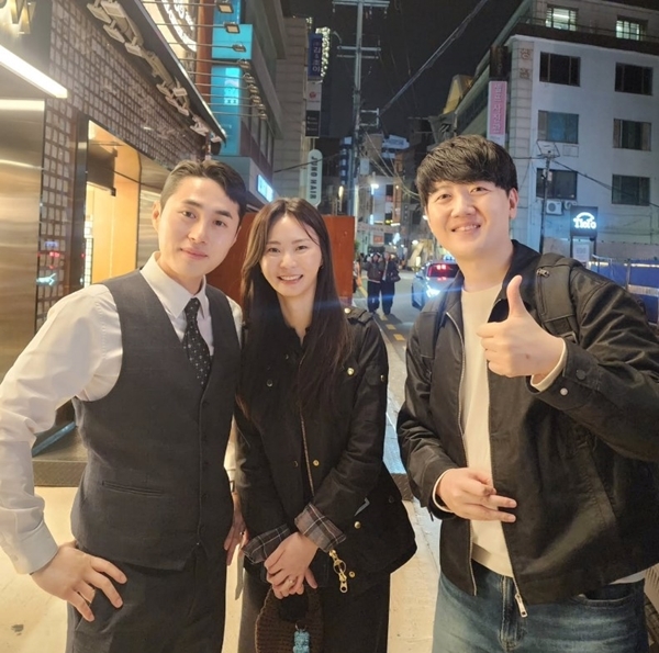 夜の街で並んで写真に収まる『私はSOLO』24期ヨンスと25期ヨンス、スンジャ