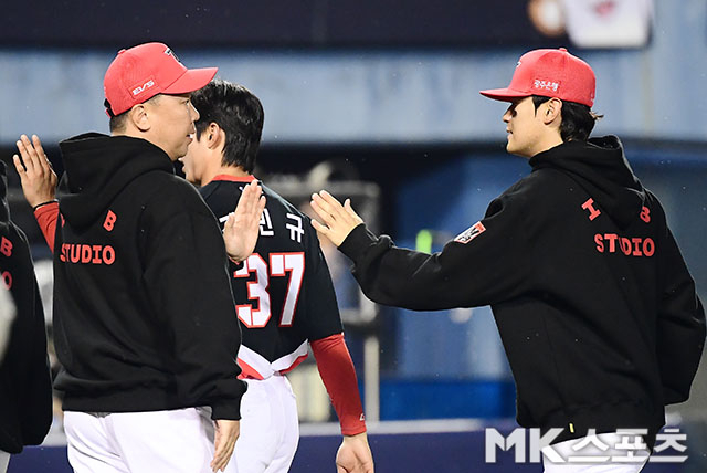 20일 오후 서울 잠실야구장에서 2026 신한 SOL KBO 포스트시즌(PS) KIA 타이거즈와 LG 트윈스의 준플레이오프(준PO·5전3선승제) 3차전이 열렸다. KIA가 13-1 대승을 거두면서 시리즈 전적 3승으로 플레이오프 진출했다. KIA 이범호 감독과 김도영이 기쁨을 나누고 있다. 사진=김영구 기자