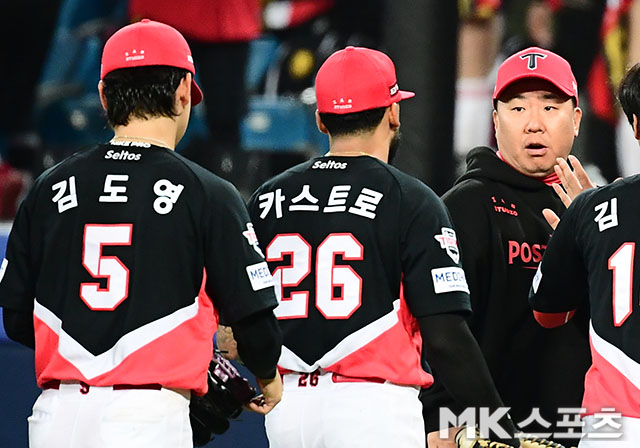 <b>이범호 감독</b> ‘카스트로, 오늘 대단했어’ [MK포토]