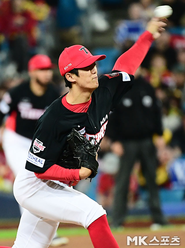 “공격적으로 던진 게 통했다”…개인 PS 첫 승 챙기며 KIA에 77.1% 확률 ...