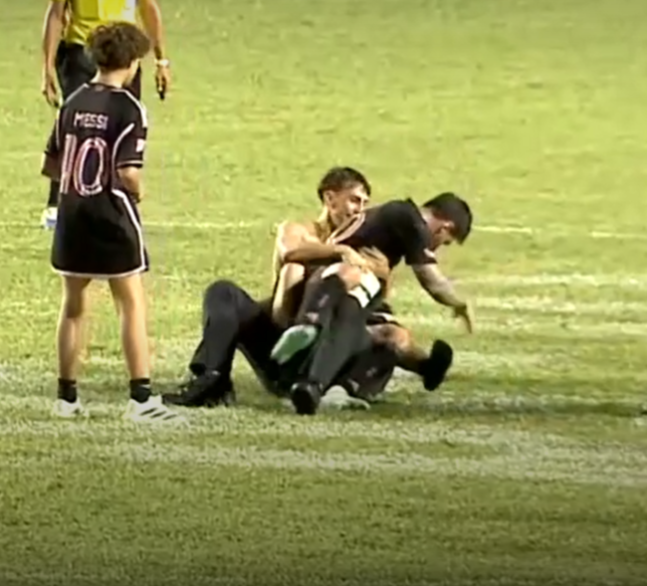 '메시 한숨 푹푹' 손흥민 만나 참패하더니…이번엔 경기 도중 '팬 난입' 휘말려 쓰러졌다