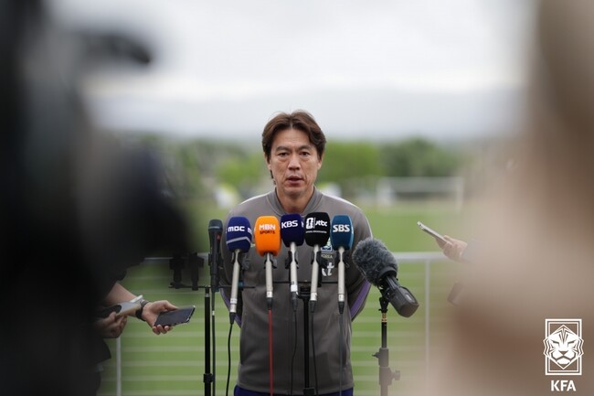 [442.interview] <b>체코</b>의 높이 <b>경계</b>한 <b>홍명보</b> 감독, "세트피스와 크로스 조...