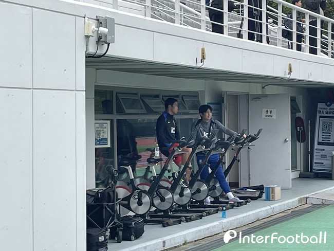 [IN VIEW] '운동화' 신고 등장한 <b>황희찬</b>, 홀로 사이클 훈련…파라과이전...