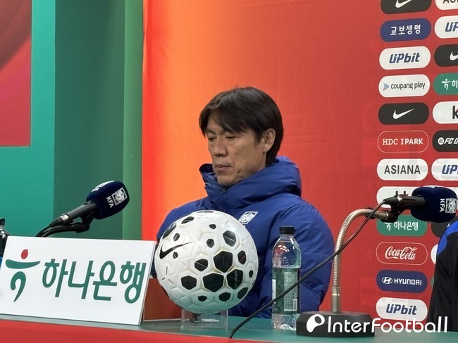 [IN PRESS] '감소한 <b>손흥민 출전시간</b>' 홍명보 감독, "특별한 이유 없다, ...