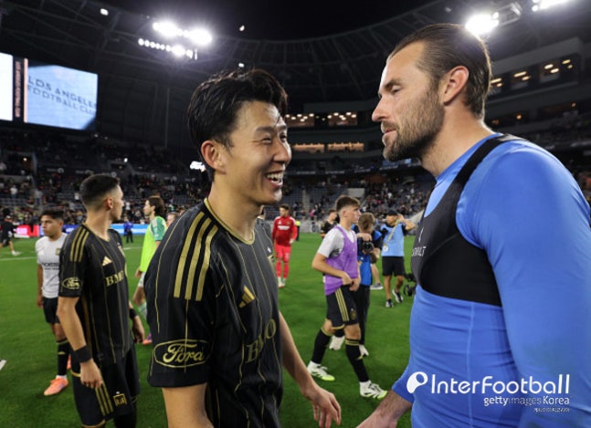 역시 대한민국 캡틴! 손흥민 영향력 미쳤다…'메시와 맞대결' 앞두고 LAFC 감독, "라커룸에 많은 걸 가져다줘" 칭찬