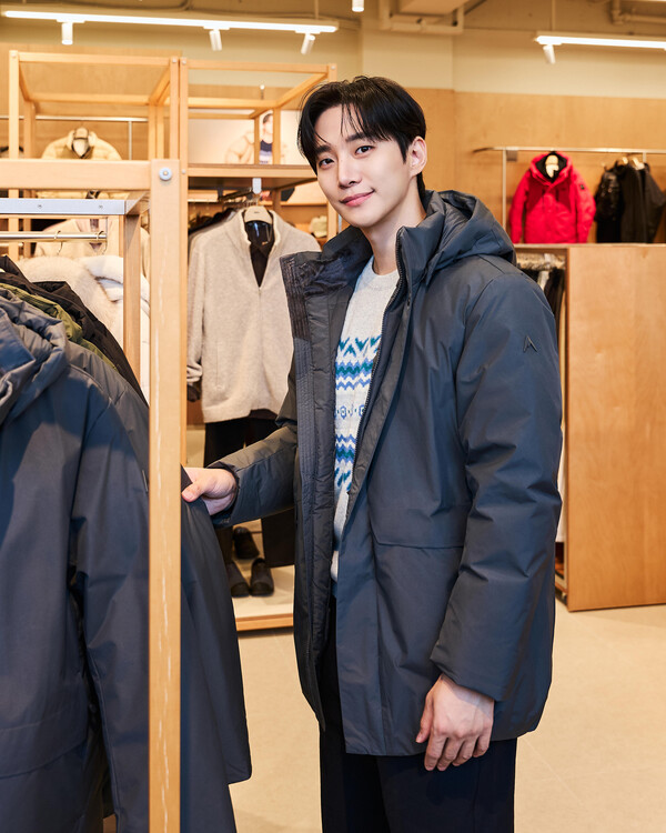 배우 <b>이준호</b>, <b>네파</b> 패딩 입고 <b>팬사인회</b> 성료...미소로 여심 녹였다