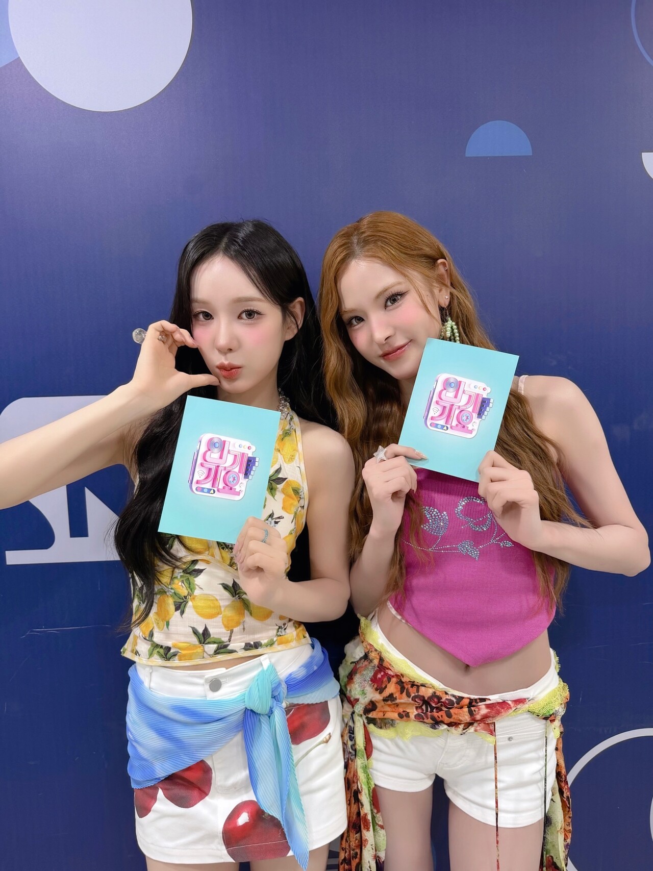 izna 마이·유사랑, '<b>인기가요</b>' 스페셜 MC 출격…상큼 케미 통했다
