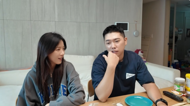 거실 식탁에서 피자를 앞에 둔 옥순과 경수