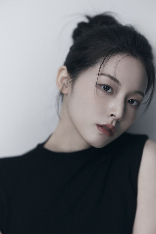 黒いノースリーブの衣装を着たソン・イェビンの新プロフィール写真。