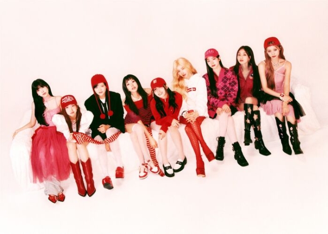 트와이스, 美 '빌보드 200' 4위...'K팝 걸그룹 중 최다 기록'