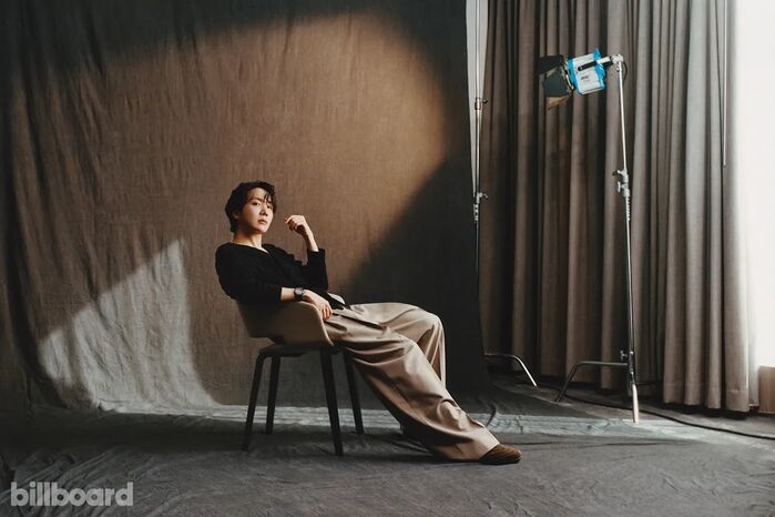방탄소년단 <b>제이홉</b>, 美 '<b>빌보드</b> 매거진' 5월호 <b>커버</b> 장식