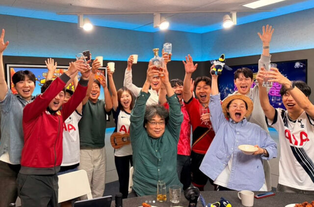 <b>봉준호</b> 감독, <b>손흥민</b> 우승 경기 <b>입중계</b> 진풍경…술병 들고 환호까지