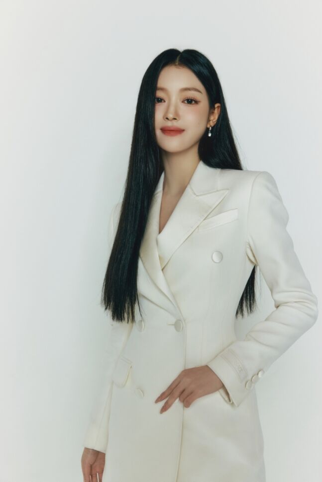 <b>오마이걸 유아</b>, <b>사람엔터</b>와 전속계약…<b>배우 활동</b> 박차