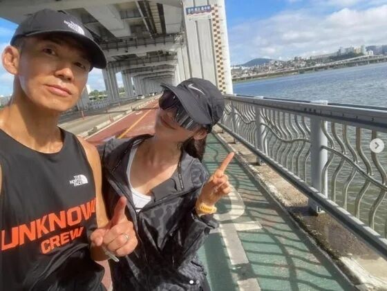 <b>뉴진스 다니엘</b>, 한강 <b>러닝</b> 근황...션 "10km 56분 기록 탐나는 인재"