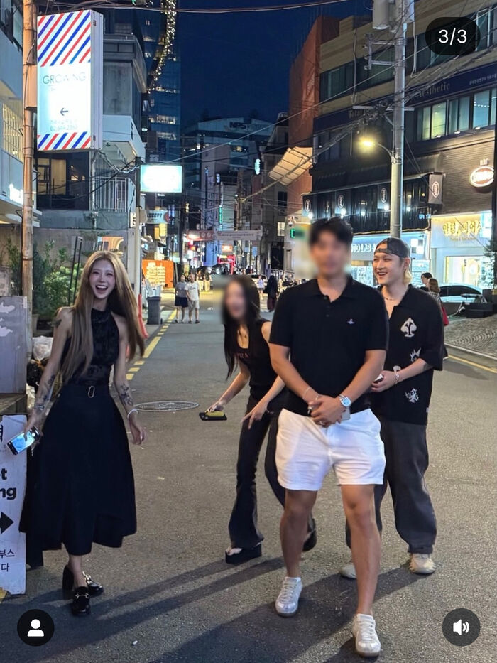 <b>홍진경</b>, 故 최진실 <b>자녀</b> 연인들과 단체 사진…"이모 허락받고 왔어요"