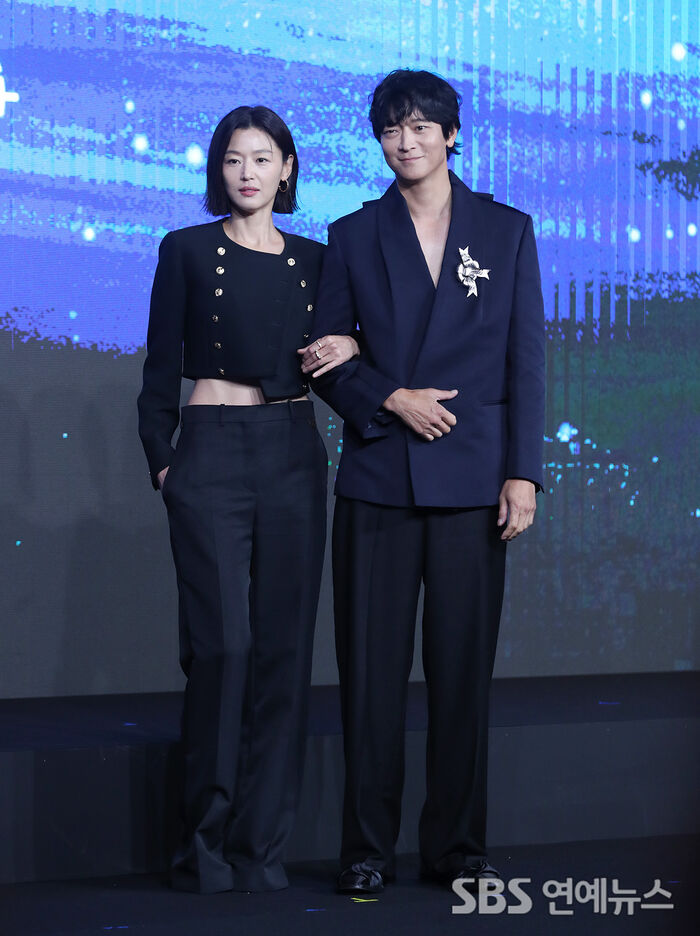 '<b>북극성</b>' <b>전지현</b> "<b>강동원</b>과의 어른 멜로 <b>케미</b>? '느좋'" 한마디로 설명