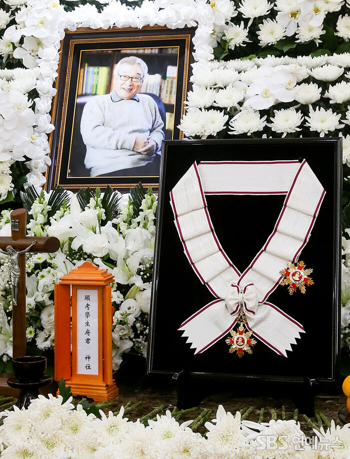 [E포토] <b>故 이순재</b>에 <b>금관문화훈장</b> 추서