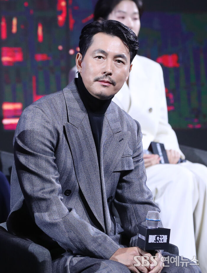 <b>사생활</b> 질문에 마이크 잡은 <b>정우성</b> "사적 변화 말씀드리기 어려워"