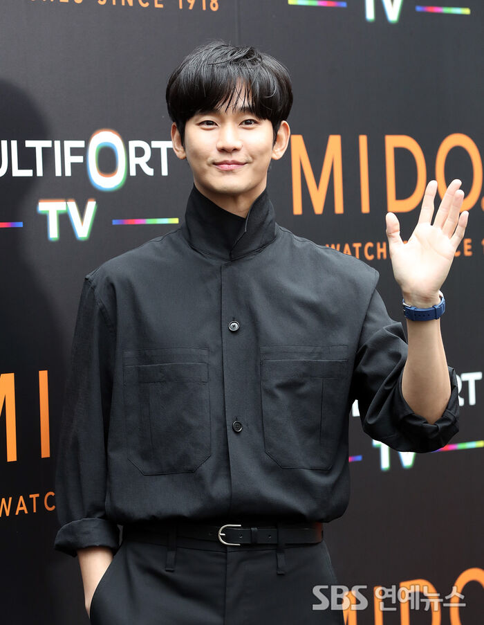 김수현, '2026 더팩트 뮤직 어워즈' 시상자 출격…1년 6개월 만의 국내 ...