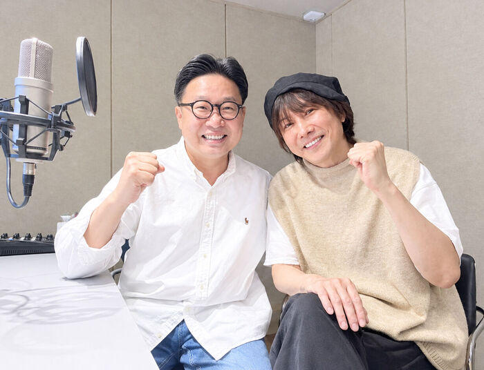 録音用マイクの前で並ぶキム・ジャンフンとソ・ギョンドク教授